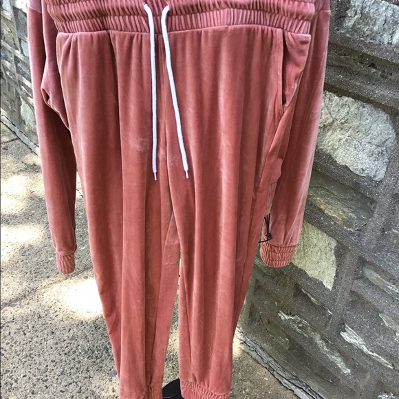 No Boundaries Velour Jogging Set - Picture 10 of 13